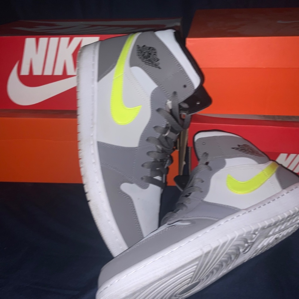 Jordan 1 Mid Gunsmoke Volt Size 12.5 - Picture 4 of 13